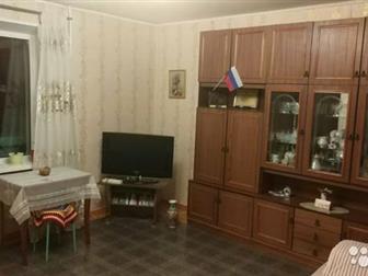 Продам двухкомнатную квартиру,  Окна комнат выходят во двор,  Дом в хорошем техническом состоянии,  В квартире установлены пластиковые окна, железная дверь, балкон в Челябинске