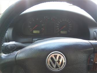  Volkswagen Passat -- 