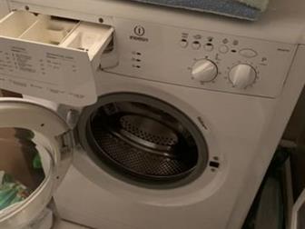 Узкая стиральная машина Indesit WIUN 102 – хороший выбор для небольшой семьи, а также для людей, которым нужно экономить место в квартире,  за один раз можно качественно в Санкт-Петербурге